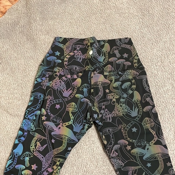 Flex Living holographic mushroom leggings - Picture 3 of 5